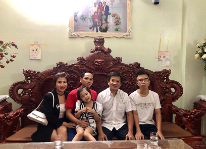 Bác Đoàn Ngọc Hải, chụp ảnh cuàng gia đình chủ Auto Mạnh Thắng.