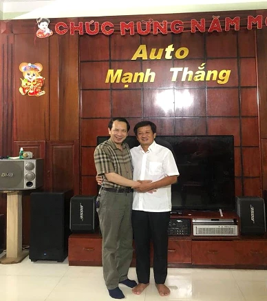 Phó Chủ tịch UBND tỉnh Hà Giang Trần Đức Quý chụp ảnh cùng Bác Hải tại Auto Mạnh Thắng Hà Giang tối ngày 6/10.