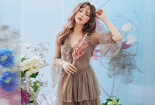 Liz Kim Cương khoe vẻ mong manh