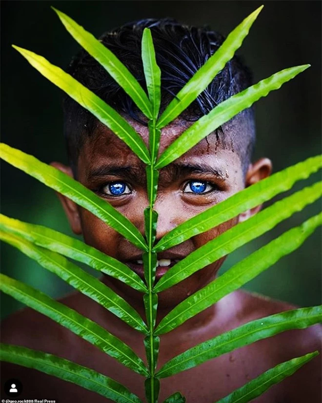 Bộ tộc kỳ bí ở Indonesia với đôi mắt xanh biếc như màu trời, nguyên nhân là do hội chứng lạ mà người ở đây mắc phải - Ảnh 4.