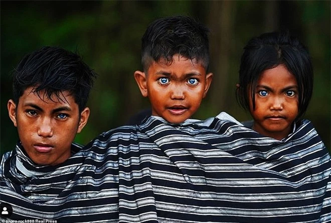 Bộ tộc kỳ bí ở Indonesia với đôi mắt xanh biếc như màu trời, nguyên nhân là do hội chứng lạ mà người ở đây mắc phải - Ảnh 5.