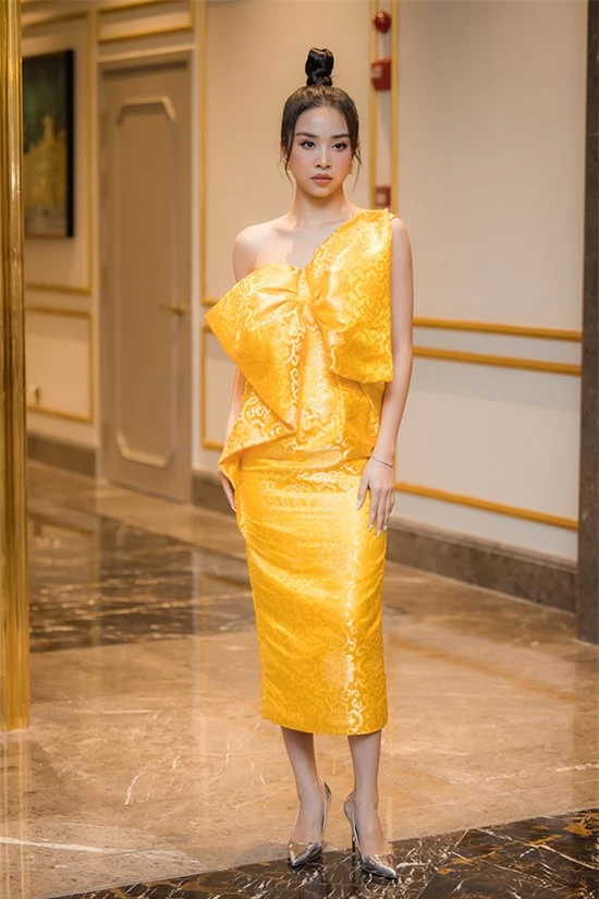 Á hậu Thuý An nổi bật với váy vàng rực.