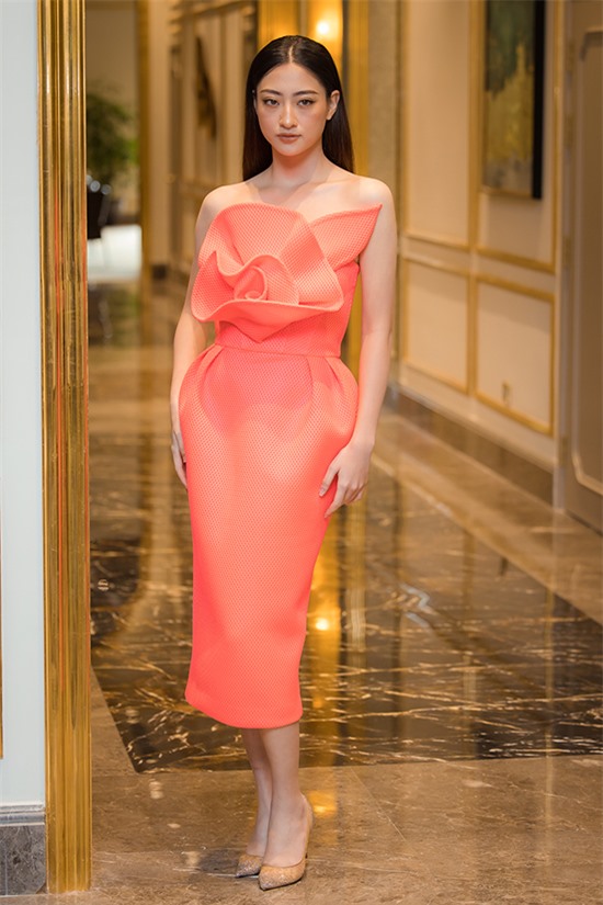 Hoa hậu Thế giới Việt Nam 2019 Lương Thuỳ Linh nổi bật với đầm đính hoa 3D của nhà thiết kế Đỗ Mạnh Cường.