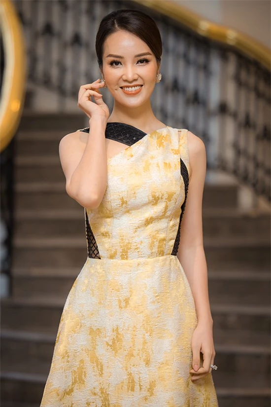 Á hậu Thuỵ Vân nền nã với bộ váy nhạt màu. Lần đầu đảm nhận vai trò giám khảo của Hoa hậu Việt Nam, cô muốn chọn ra những cô gái không chỉ đẹp về ngoại hình mà còn học thức và nhân cách tốt.