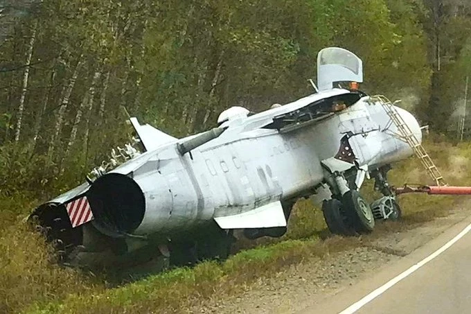 Chiếc máy bay ném bom tiền tuyến Su-24M của Nga bị lao xuống mương trong quá trình di chuyển. Ảnh: TASS.