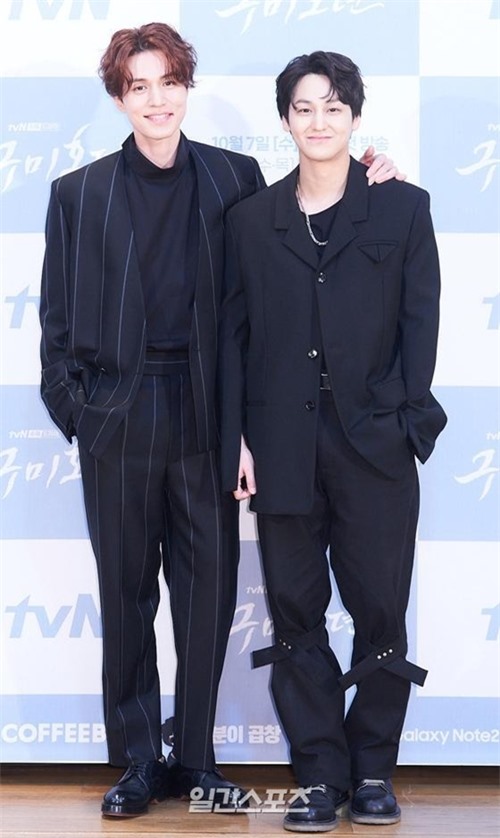 Lee Dong Wook (trái) khoác vai Kim Bum tại sự kiện. Để phòng ngừa Covid-19, đoàn phim Bạn trai tôi là hồ ly tổ chức họp báo online.