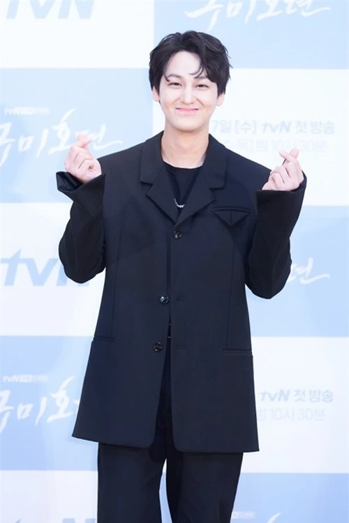 Trở lại màn ảnh sau bốn năm, Kim Bum mong tạo nên dấu ấn mới. Anh nghiên cứu truyền thuyết về hồ ly, xem các video, hình ảnh về loài cáo để học cách di chuyển phù hợp. Vẻ điển trai giúp tài tử 31 tuổi được yêu thích trong các hình ảnh đầu tiên được hé lộ của phim.