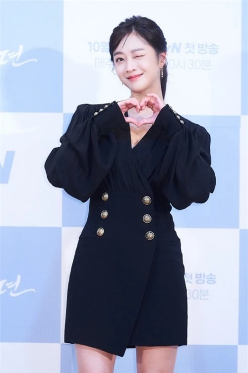 Jo Bo Ah đảm nhận vai nữ chính - đạo diễn show truyền hình về tâm linh, theo đuổi hồ ly Yi Yeon.