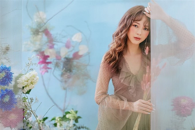 Trong bộ ảnh mới thực hiện, Liz Kim Cương diện váy ren bay bổng tạo dáng giữa vườn hoa. Những thiết kế bèo nhún, xếp nếp điệu đà tôn lên vẻ đẹp nữ tính của nữ ca sĩ.