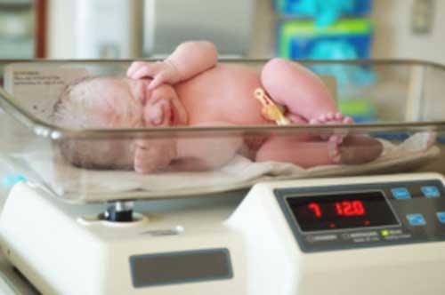 2 lý do khiến bác sĩ phải báo cân nặng của bé ngay sau khi sinh, mẹ nên chú ý