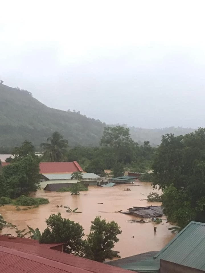 Mưa lũ nhấn chìm nhiều nhà dân ở thị trấn Lao Bảo, huyện miền núi Hướng Hóa.