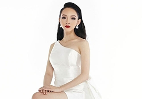 Trương Hồ Phương Nga khoe vai gầy