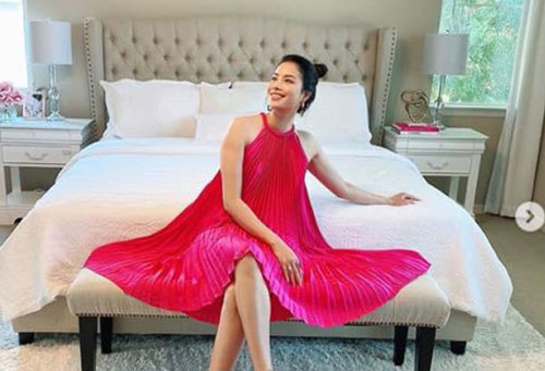 Phạm Hương đăng ảnh trong phòng ngủ sang chảnh, diện váy giấu dáng giữa tin đồn bầu bí lần hai