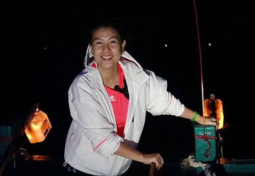 Kim Thư lênh đênh trên ghe cá trong đêm bão