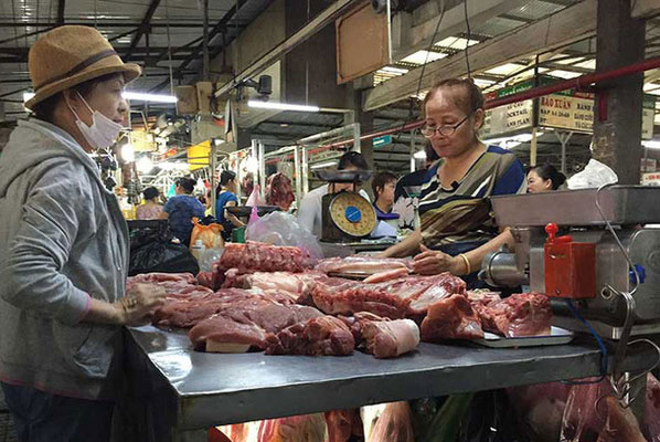 Giá lợn hơi đồng loạt giảm mạnh tại nhiều địa phương