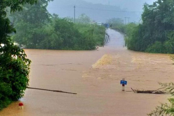 Hàng nghìn học sinh các tỉnh miền Trung nghỉ học do mưa lũ