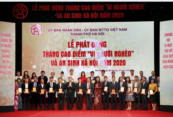 Bà Trần Tuyết Nhung – Phó Tổng Giám đốc Tập đoàn BRG đại diện nhận biểu trưng do Tập đoàn BRG có nhiều đóng góp cho công tác an sinh xã hội trong thời gian qua