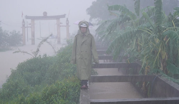 Phó Chủ tịch UBND tỉnh Thừa Thiên Huế Nguyễn Văn Phương đi kiểm tra thực tế tình hình mưa lũ trên địa bàn tỉnh vào chiều 9/10.