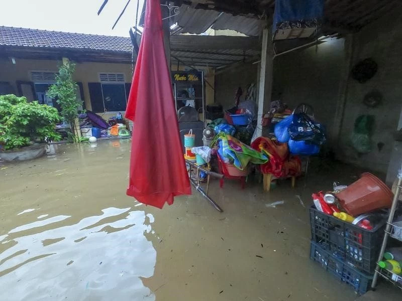 Ngoài 4 người thương vong, mưa lũ đã làm hơn 2.000 ngôi nhà ở Thừa Thiên Huế bị ngập.