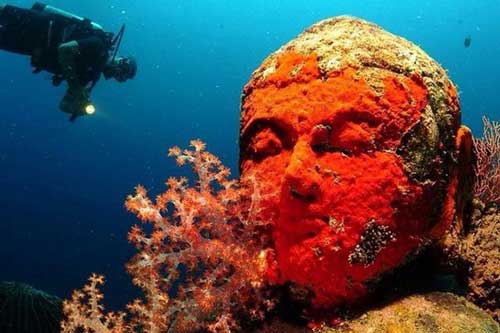 Bí ẩn ngôi đền và tượng phật khổng lồ dưới đáy biển