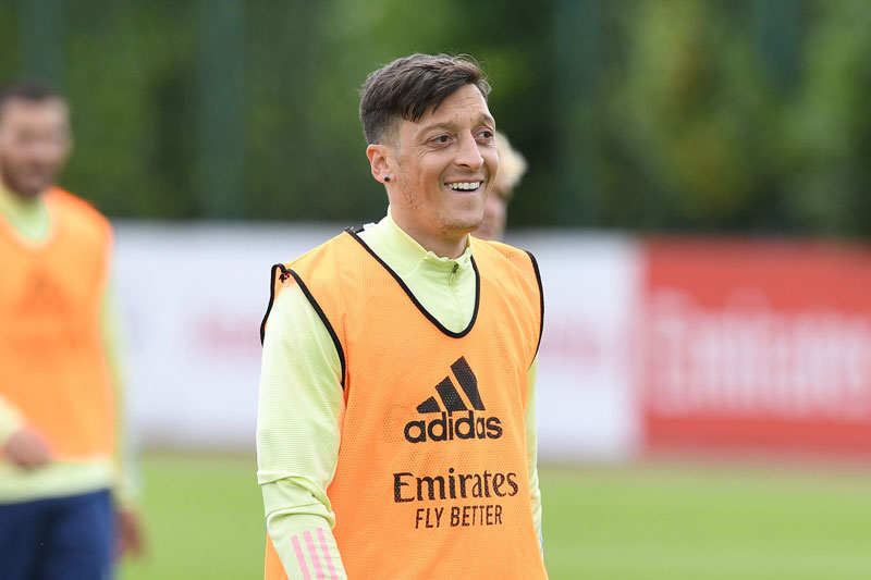 Arsenal đàm phán hủy hợp đồng với Oezil