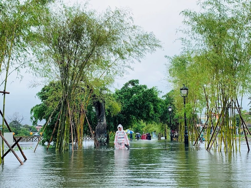 Khu vực hạ lưu sông Hương nước lên cao đến gần 1m. Để về nhà, người dân buộc phải bỏ lại phương tiện giao thông ở những khu vực không bị ngập.