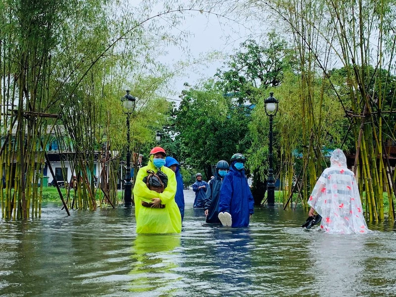 Mưa lũ khiến việc đi lại của người dân tỉnh Thừa Thiên Huế trở nên khó khăn. Chị Nguyệt Nga cho biết, để tránh hành lý bị ướt nên khi đi qua tuyến đường ngập lụt phải để đồ lên cao.