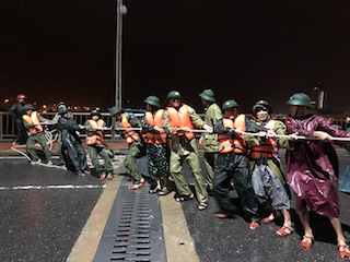 Quảng Bình: Trắng đêm giải cứu ngư dân bị trôi dạt ra biển