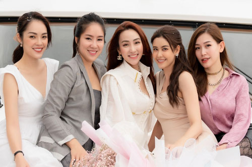 Ngân Khánh đón tuổi mới bên hội bạn thân