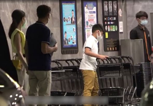 'Hoa hậu đẹp nhất Hong Kong' được chồng tỷ phú tháp tùng đi mua sắm