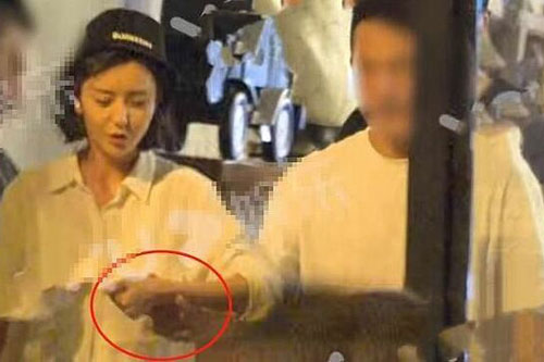 Đồng Lệ Á nắm tay đàn ông lạ