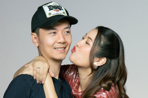 Thúy Vân cưng nựng chồng doanh nhân khi đi quay hình