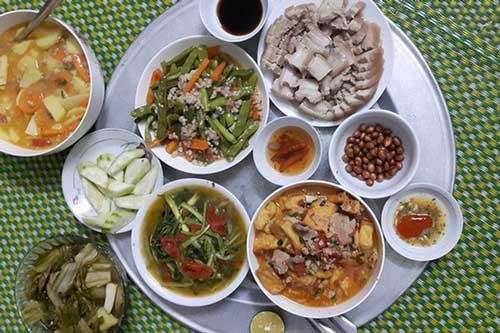 Vừa về làm dâu được 10 ngày đã bị chị chồng chê "mâm cơm khó nuốt", ai ngờ tiếng mở cửa phòng bếp vang lên khiến chị ta run lẩy bẩy