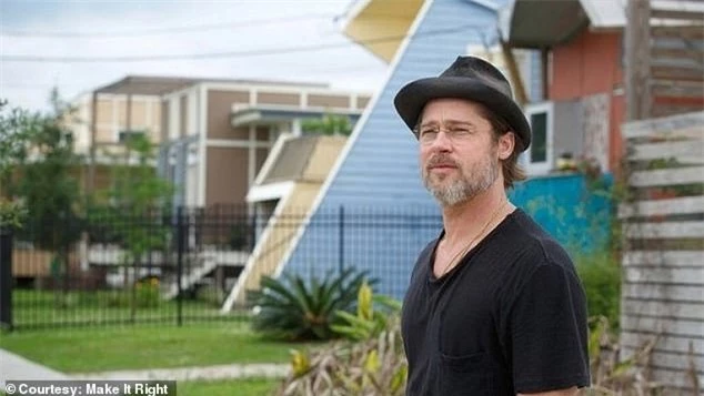 Brad Pitt thành lập quỹ từ thiện phi lợi nhuận Make It Right vào năm 2007. Trong vòng 10 năm quỹ này đã hỗ trợ 26,9 triệu USD để xây dựng hơn 100 ngôi nhà xanh giúp các nạn nhân cơn bão Katrina.