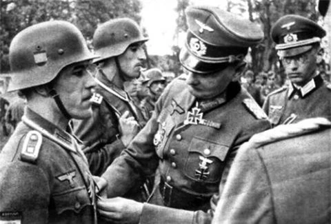 Dọi quan lính dánh thue cua Hitler trong Thé chién thú II