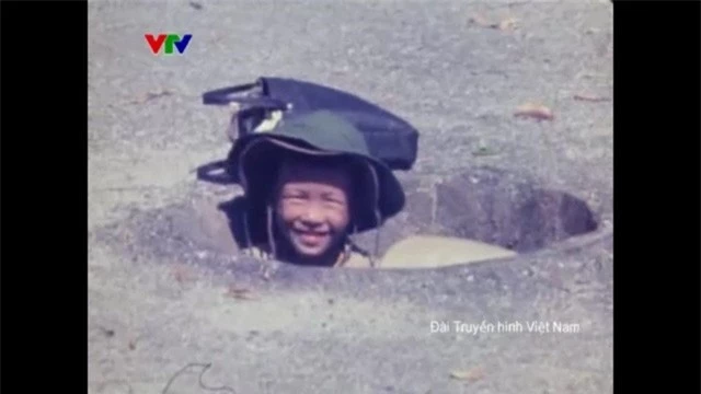 Hình ảnh rất khác của Hà Nội ngày xưa: Từ thi bơi đến những ngày bom đạn trút xuống - Ảnh 3.