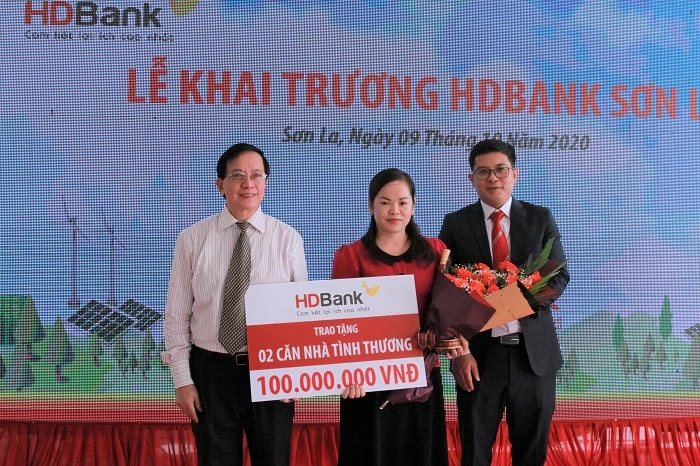 HDBank dành tặng 02 căn nhà tình thương, mỗi căn trị giá 50 triệu đồng cho hộ gia đình có hoàn cảnh khó khăn tại địa phương.