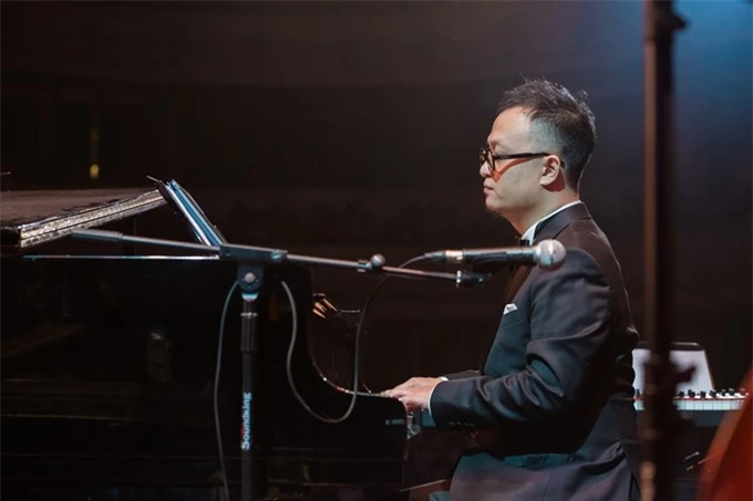 Nghệ sĩ piano Tuấn Nam trong live concert diễn ra ở Hà Nội hôm 16/8.