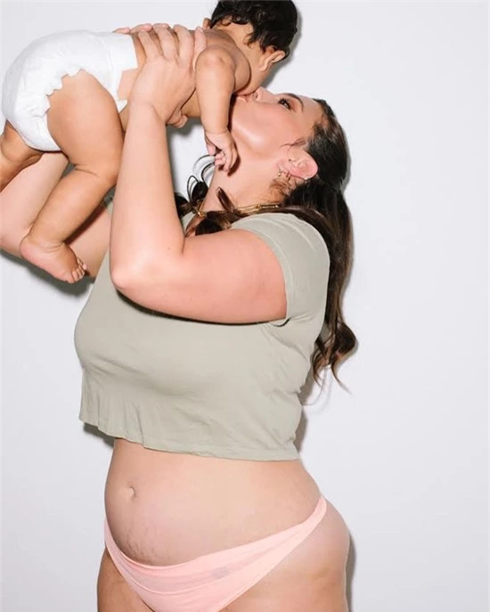 Mẫu béo Ashley Graham mặc crop-top lộ bụng rạn