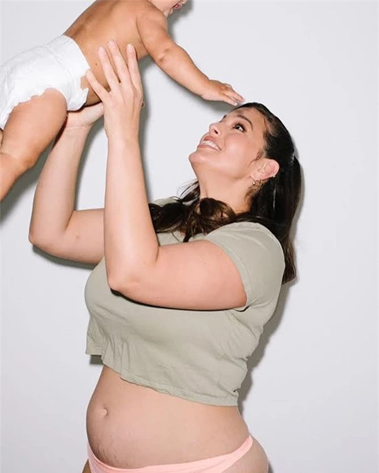 Mẫu béo Ashley Graham mặc crop-top lộ bụng rạn - 2