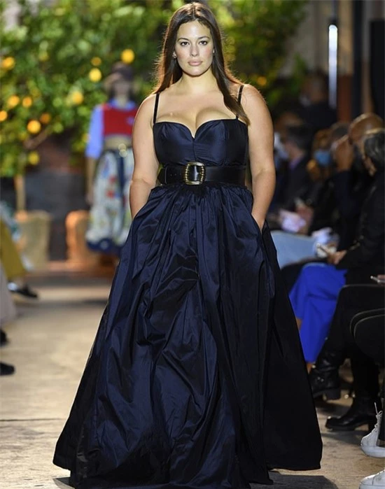 Ashley Graham trình diễn tại Milan.