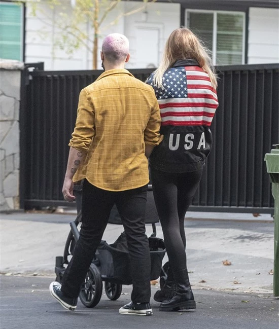 Sophie khoác chiếc áo in cờ nước Mỹ khi cuộc bầu cử tổng thống đang đến gần. Joe Jonas nổi bật với mái tóc màu hồng sau khi anh nhuộm tóc để cổ động tháng Nhận thức bệnh ung thư vú.
