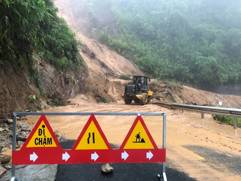 Lực lượng chức năng huy động các phương tiện khẩn trương khắc phục sạt lỡ trên tuyến đường tại huyện A Lưới