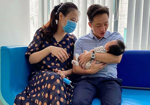 Vợ chồng Cường Đô La đưa con gái đi chích ngừa