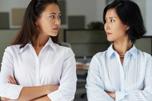 Gia đình lục đục vì mẹ chồng muốn tiền phải "quy về một mối"