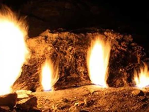 Bí ẩn ngọn lửa cháy hàng ngàn năm không tắt