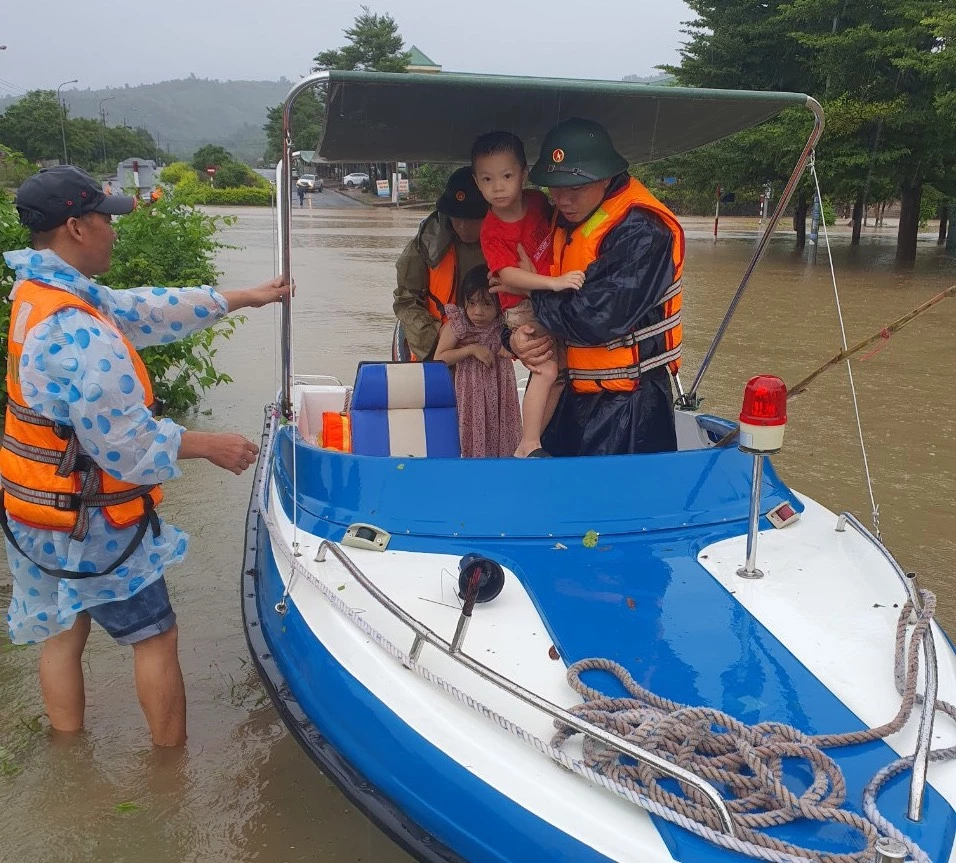 Lực lượng chức năng Quảng Trị tổ chức di dời dân vùng ngập sâu, nguy hiểm đến nơi an toàn.