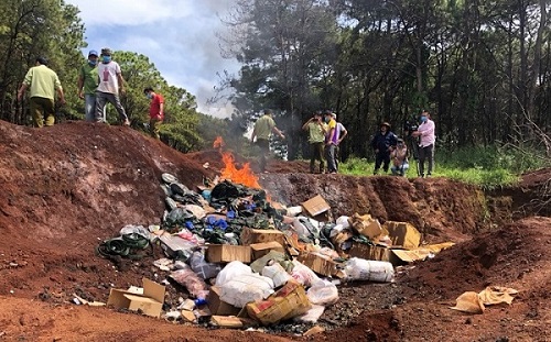 Gia Lai: Tiêu hủy trên 1,3 tấn thực phẩm không rõ nguồn gốc