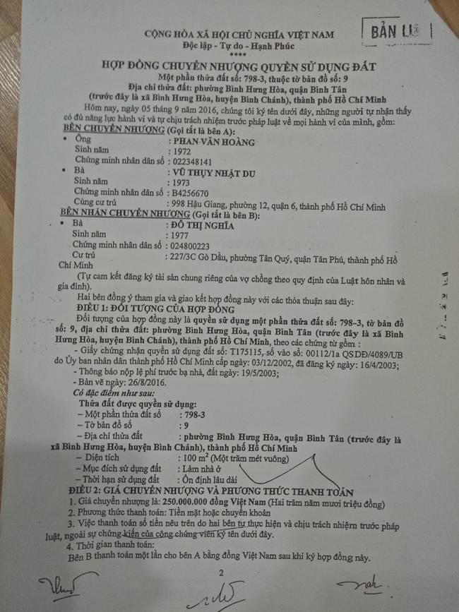 Hợp đồng chuyển nhượng lô đất D13 thuộc dự án Nhà phố, chợ Bình Hưng Hòa cho khách hàng với giá 250 triệu đồng được công chứng, nhưng công ty Mai Lành thu tới… 2,4 tỷ đồng.