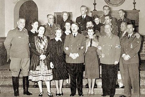 Ảnh chưa từng công bố về người vợ xinh đẹp của Hitler